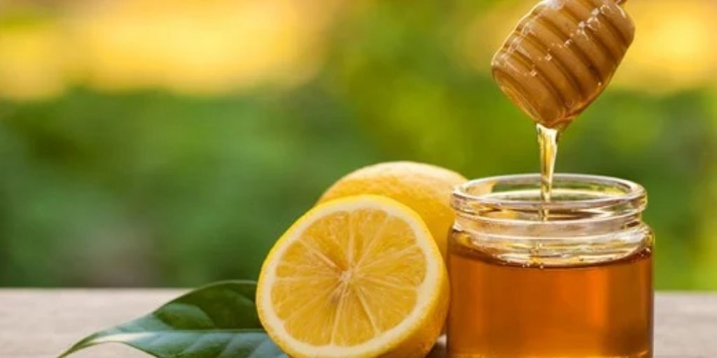 Honey and lemon mask for glowing skin